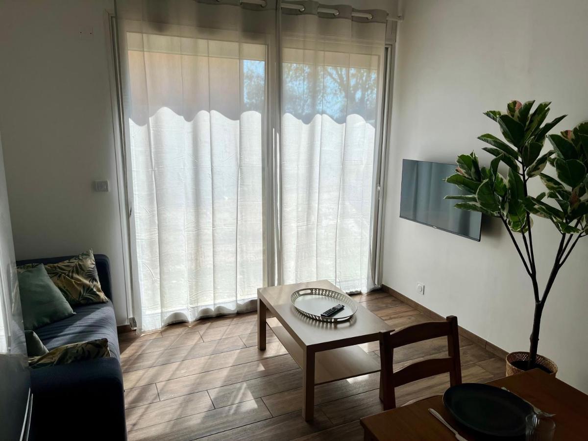 Maisonnette Avec Petite Foret Valréas Kültér fotó